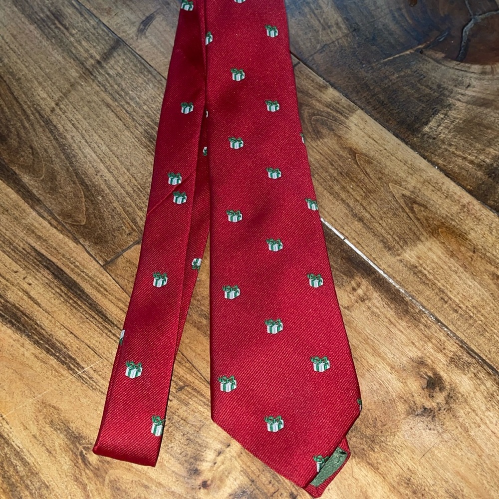 Adolfo present tie, prefect for the holiday.